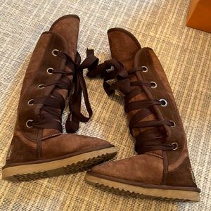 Shearling tall boots Luxe Australia a.k.a. Love Australia. They run large. Sz. 5
